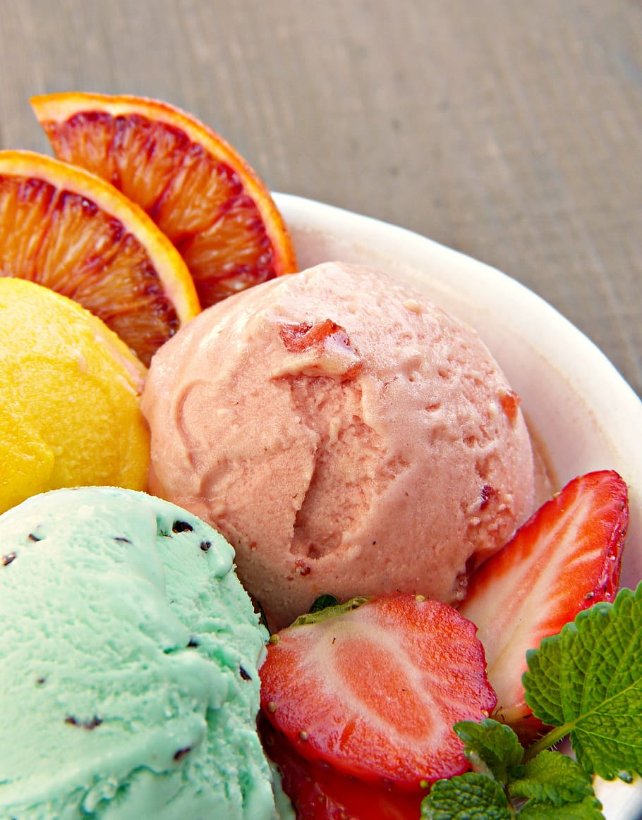 Ice Cream Surrounded With Slice Strawberry And Orange, - Ice Cream - HD Wallpaper 