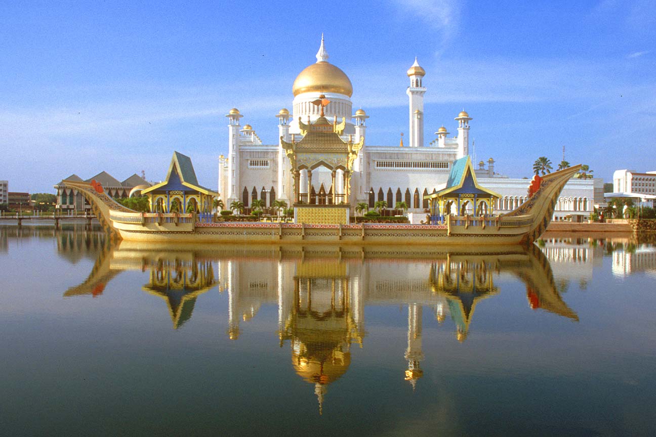 Sultan Omar Ali Saifuddin Mosque - HD Wallpaper 