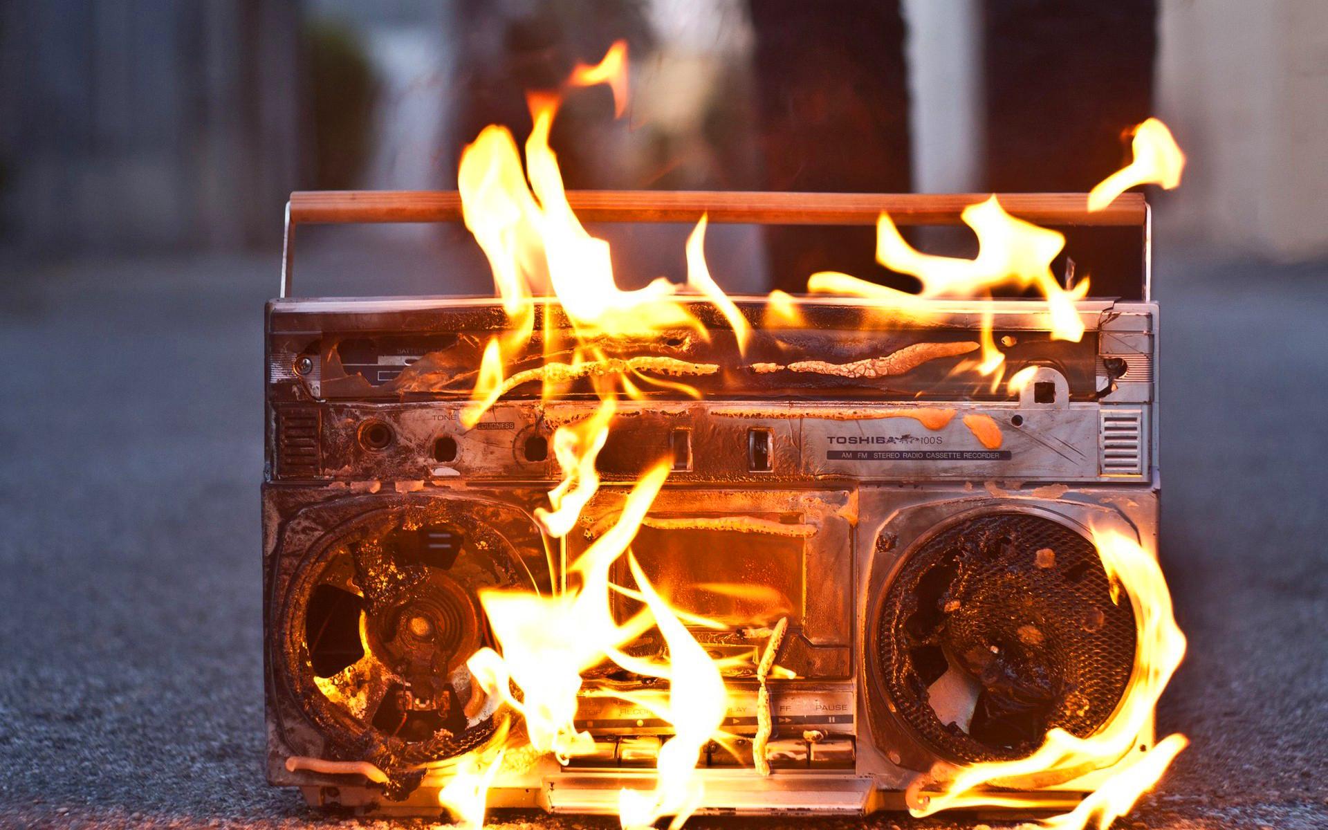 Hd Burning Boombox Wallpaper - Burning Boombox - HD Wallpaper 