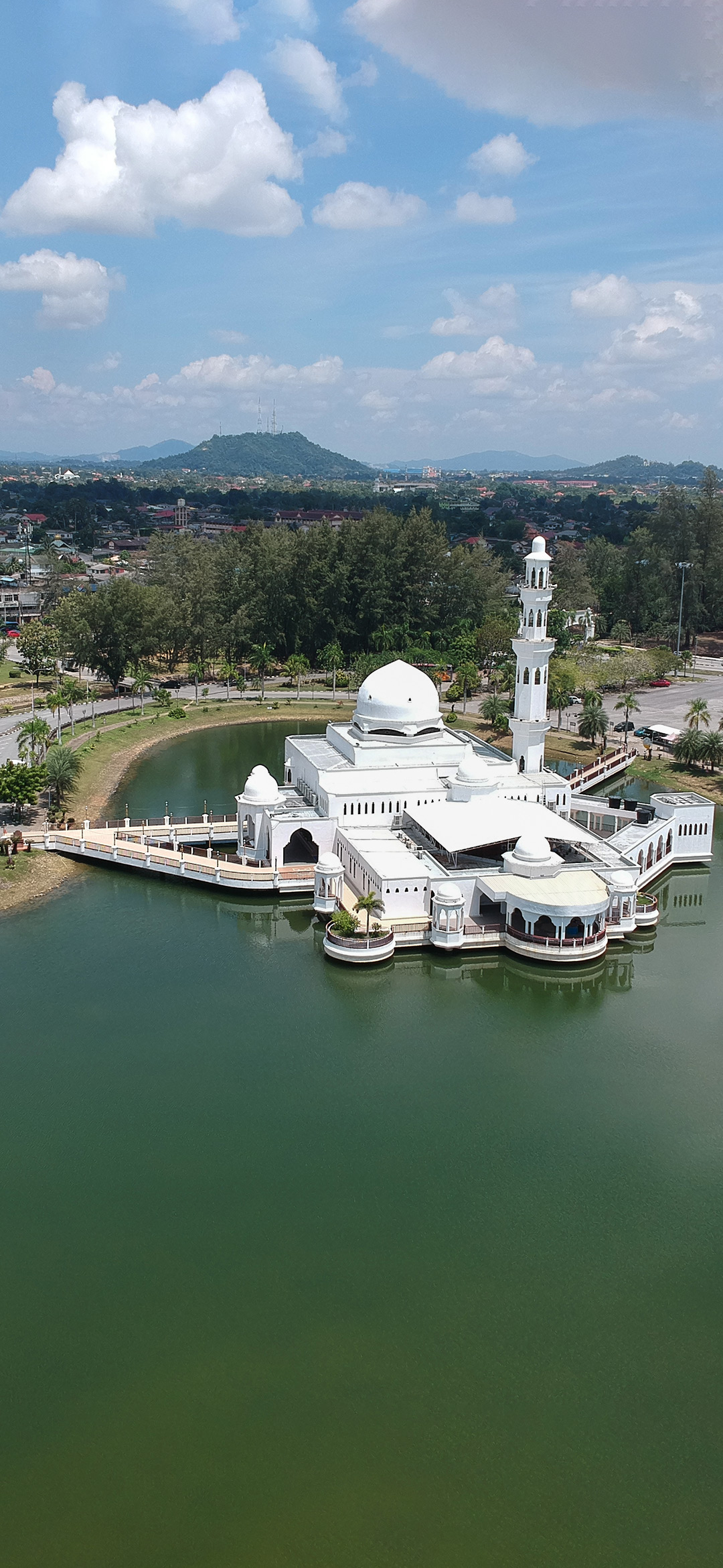 Tengku Tengah Zaharah Mosque Wallpaper - Mosque - HD Wallpaper 
