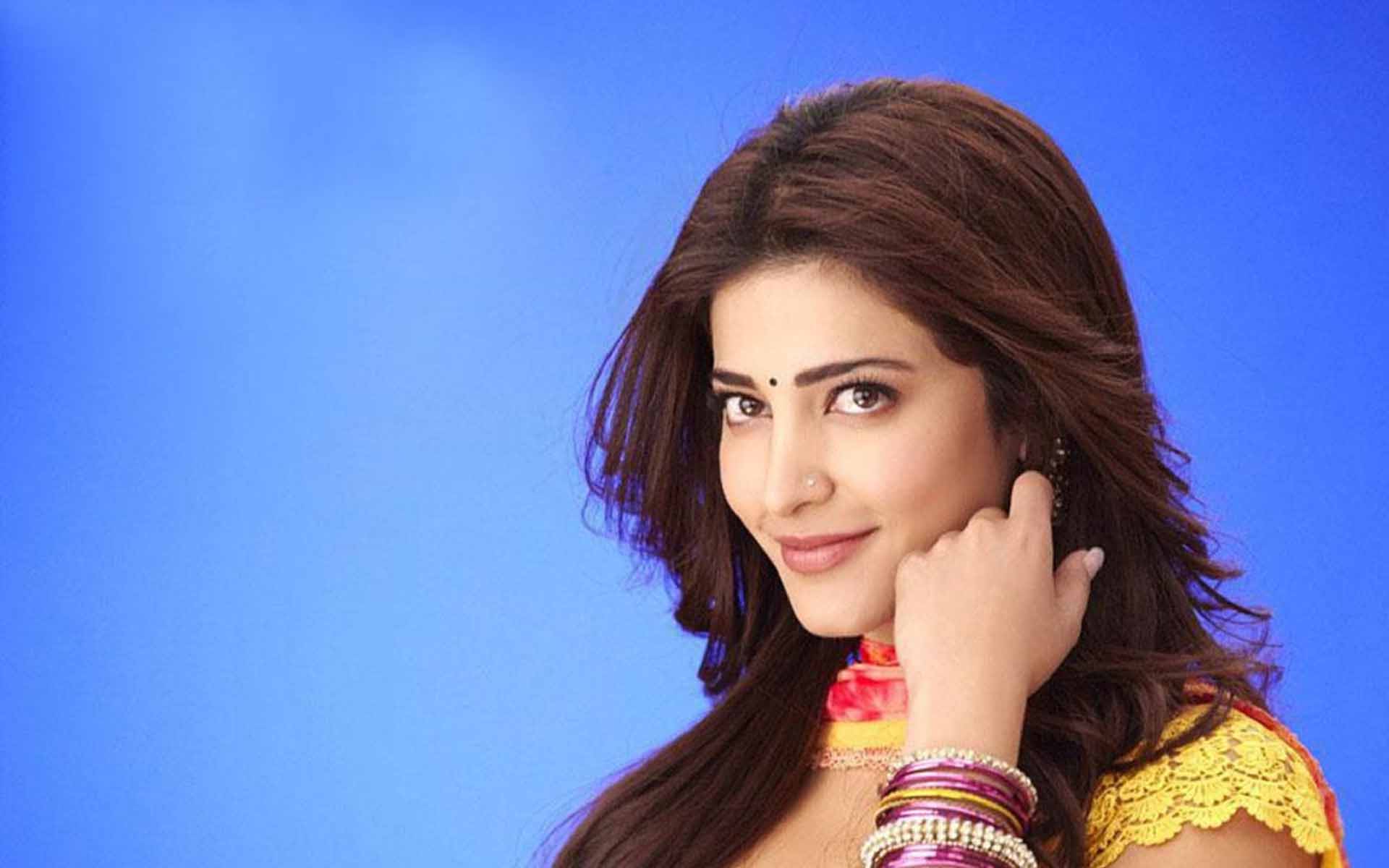 Shruti Hassan Smiley Face Photo - Ramaiya Vastavaiya Shruti Hassan - HD Wallpaper 