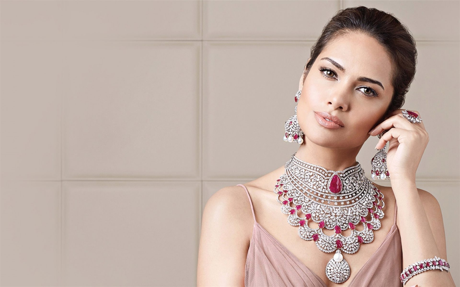 Esha Gupta, Portrait, Beautiful Woman, Indian Jewelry, - High Resolution  Model With Jewellery - 1920x1200 Wallpaper 