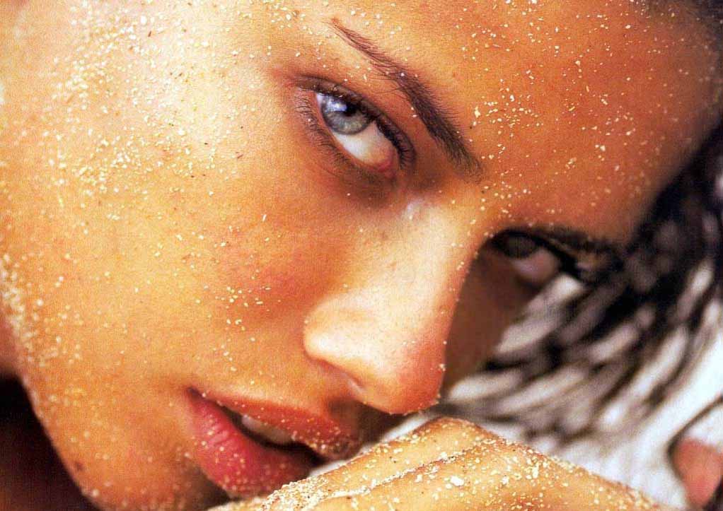 Adriana Lima Beautiful Face On Sand Photo - Adriana Lima Magazine Young - HD Wallpaper 