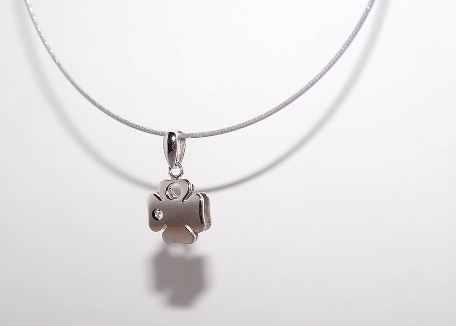 Silver-colored Clover Pendant Necklace Near White Wall, - เครื่องประดับ แพ ท ติ นั ม - HD Wallpaper 