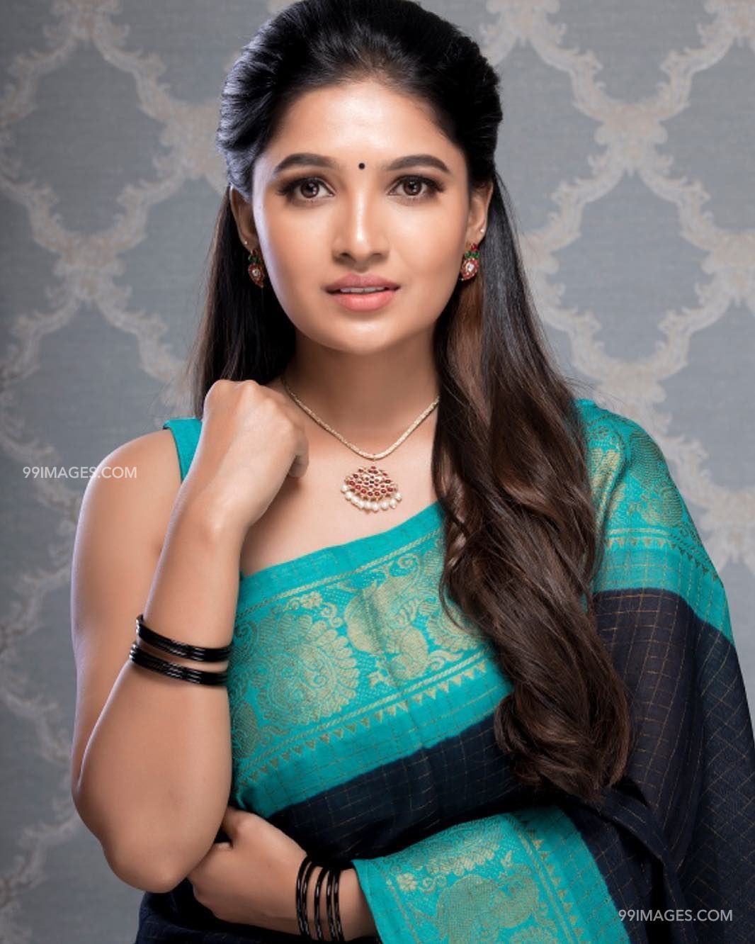 Vani Bhojan Beautiful Hd Photos/wallpapers (29137) - Meeku Matrame Chepta Actress Name - HD Wallpaper 