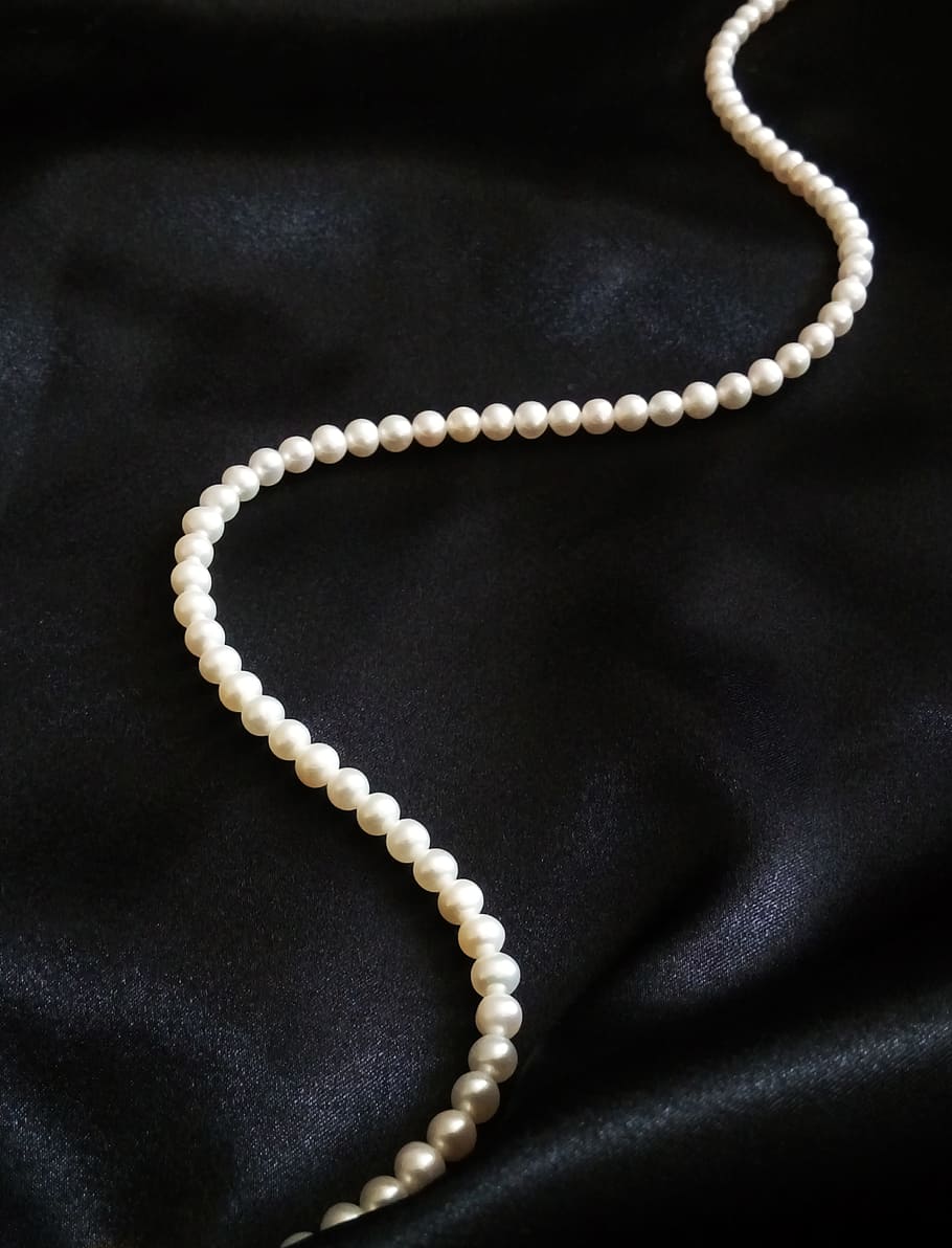 Bead Strips On Black Textile, Pearl, Pearl Necklace, - Colar De Perolas Fundo Preto - HD Wallpaper 