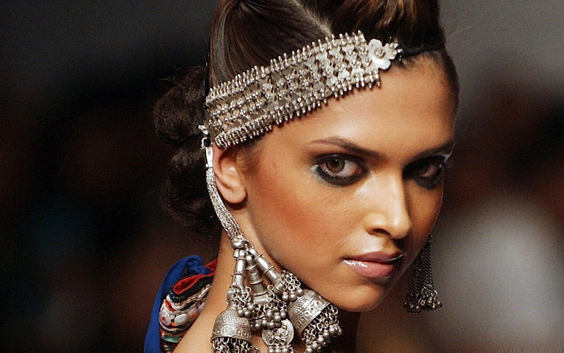 Deepika Padukone In Silver Jewellery - Deepika Padukone As A Model - HD Wallpaper 