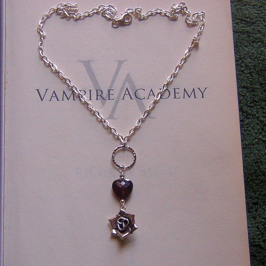 Rose’s Heart Necklace - Vampire Academy Jewelry - HD Wallpaper 