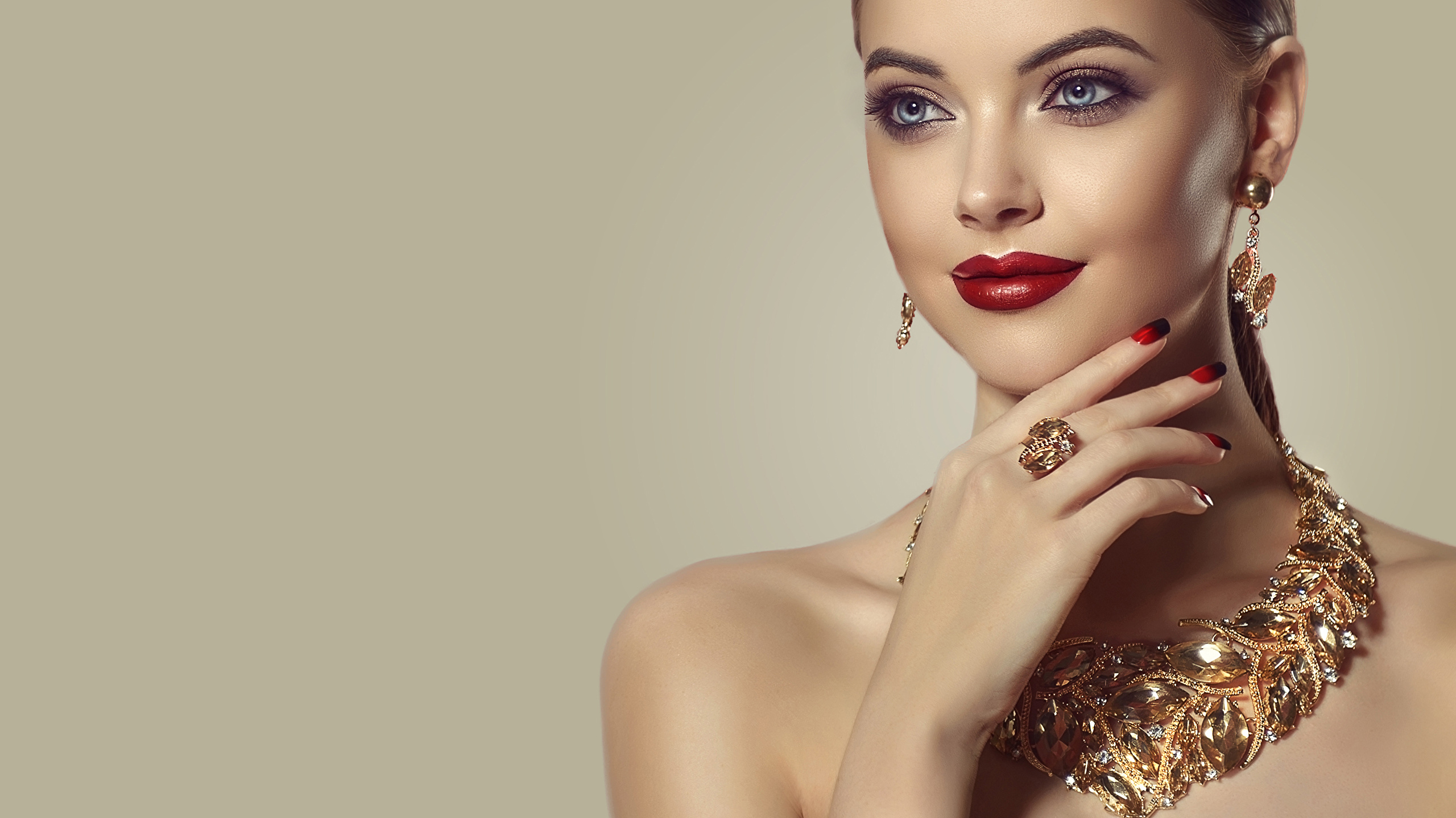 Blondynka W Zlotej Bizuterii - HD Wallpaper 