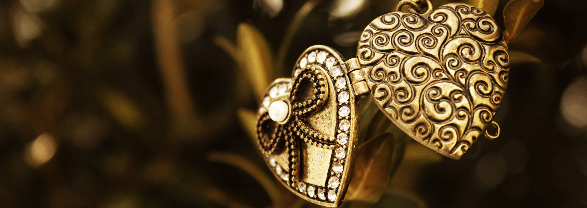 Locket - HD Wallpaper 