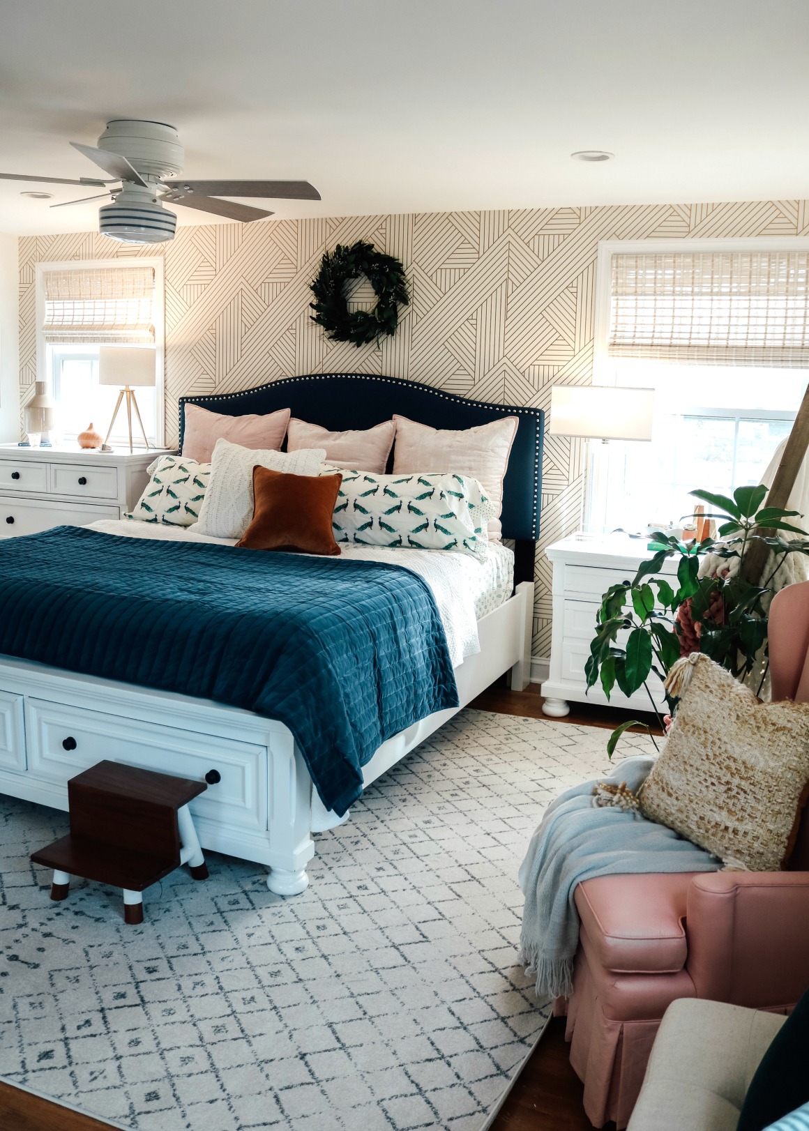 Dark Bedroom Furniture Light Walls - HD Wallpaper 