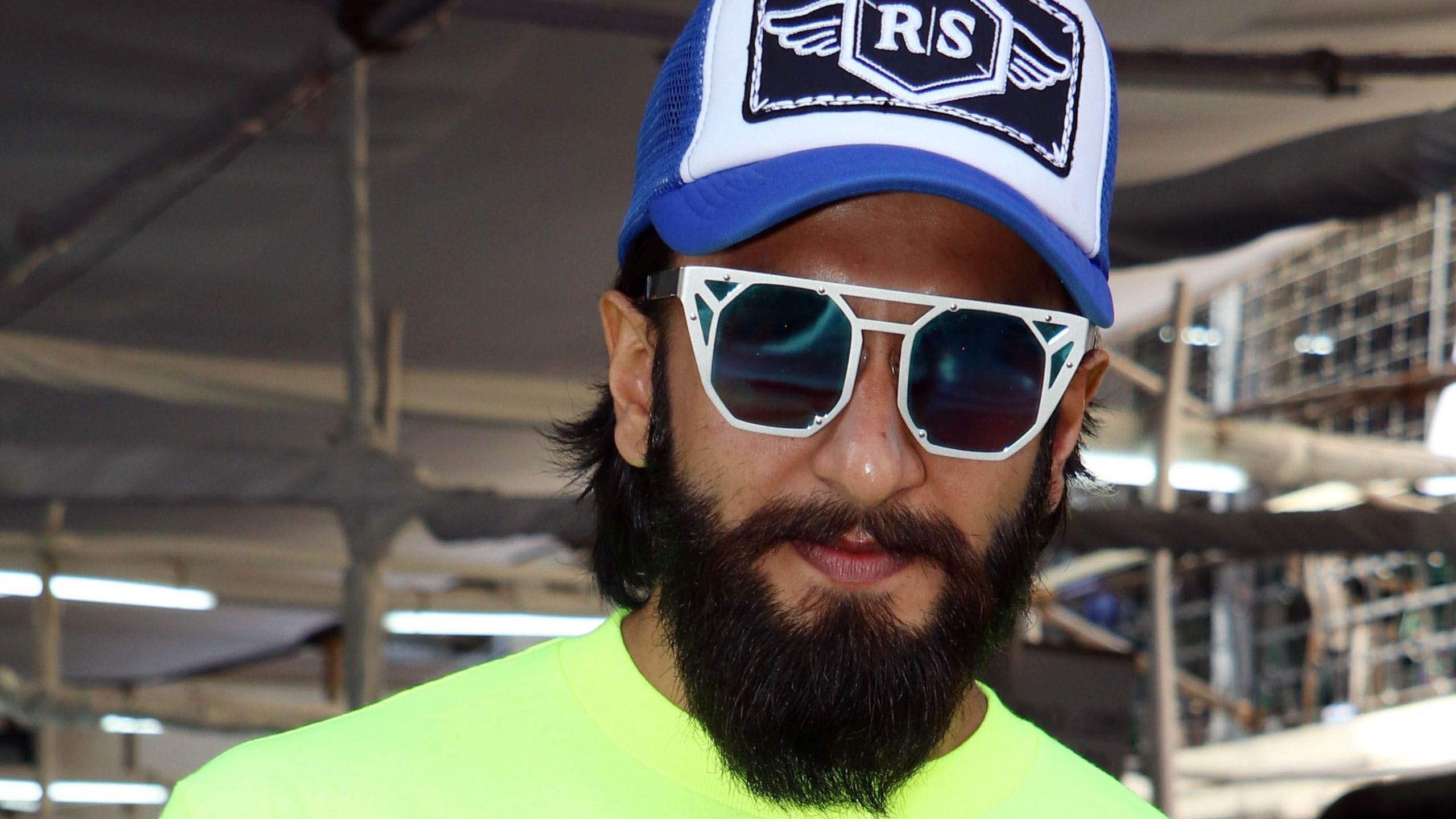 New Saving Style Look Of Actor Ranveer Singh - New Look Savings Style - HD Wallpaper 