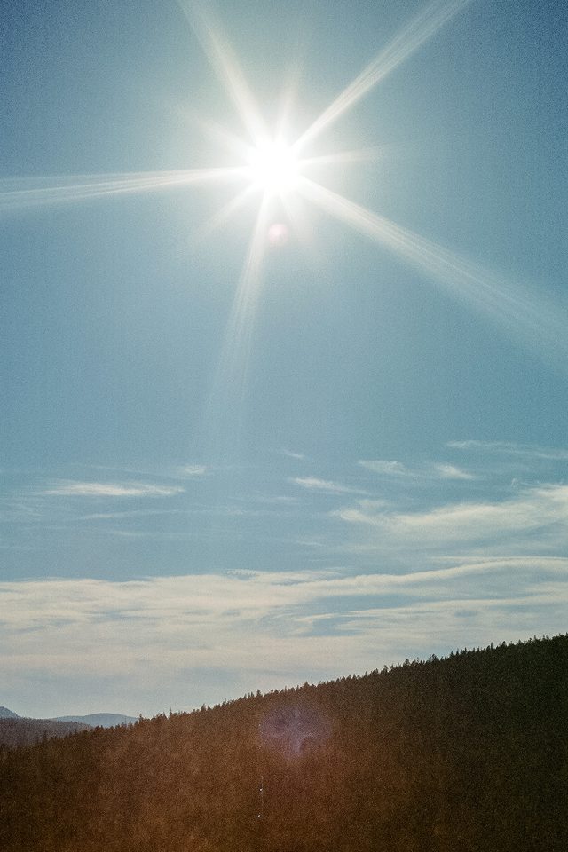 Shiny Day Mountain Sky Blue Clear Nature Flare Iphone - HD Wallpaper 