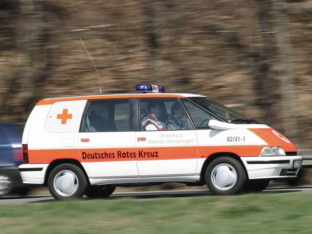 Renault Espace Ambulance 1991 - Police Car - HD Wallpaper 