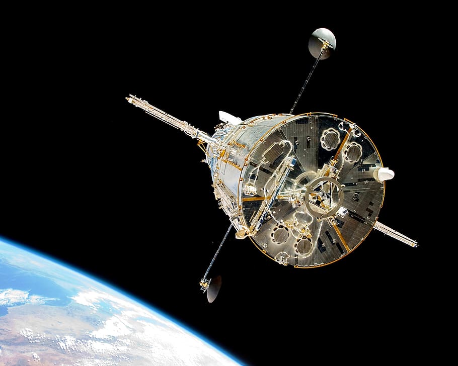 Hubble, Space Telescope, Orbit, Cosmos, Science, Universe, - Hubble Space Telescope Front - HD Wallpaper 