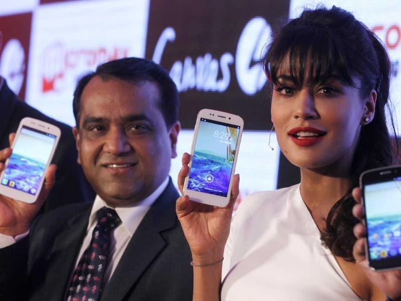 Chitrangada Singh Along With Micromax Official Members - Indian Smartphone - HD Wallpaper 