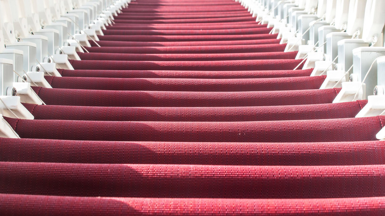 Red Carpet From Mansion - HD Wallpaper 