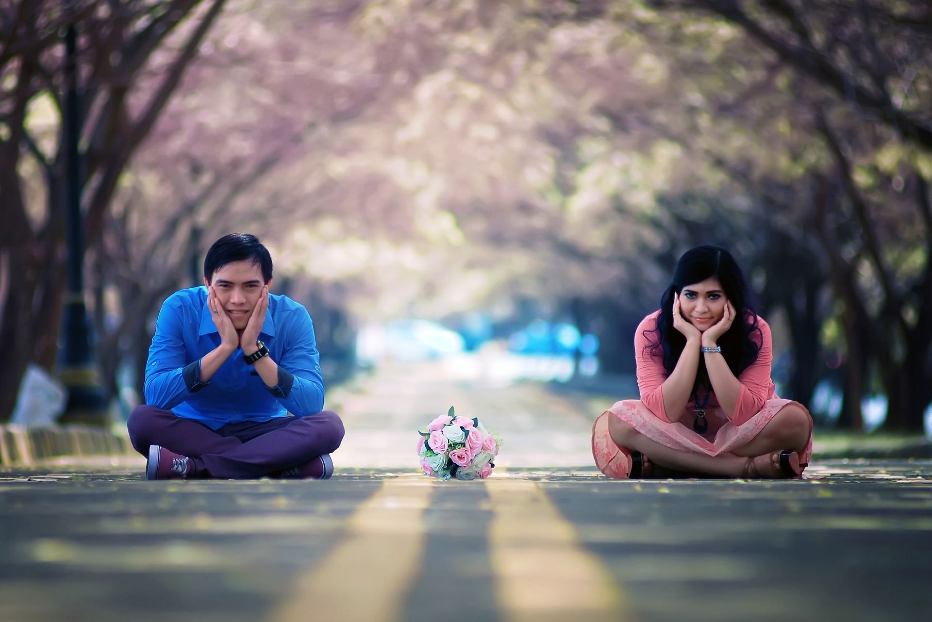 Cute Asian Boy And Girl Wallpaper Sitting On Road - การ ถ่าย ภาพ คู่รัก - HD Wallpaper 