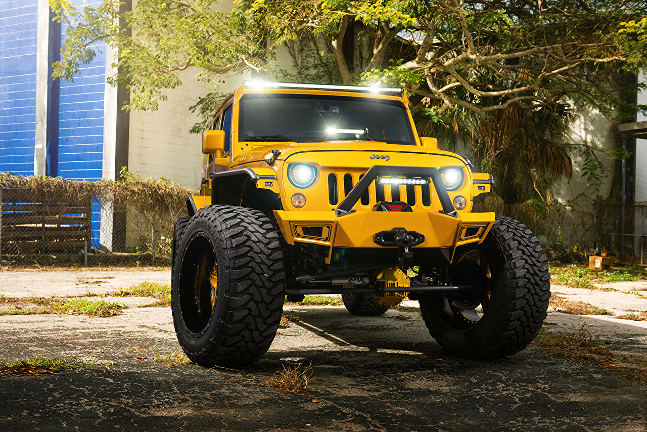 Lifted Jeep Wrangler Wallpaper - Lifted Yellow Jeep Wrangler - HD Wallpaper 