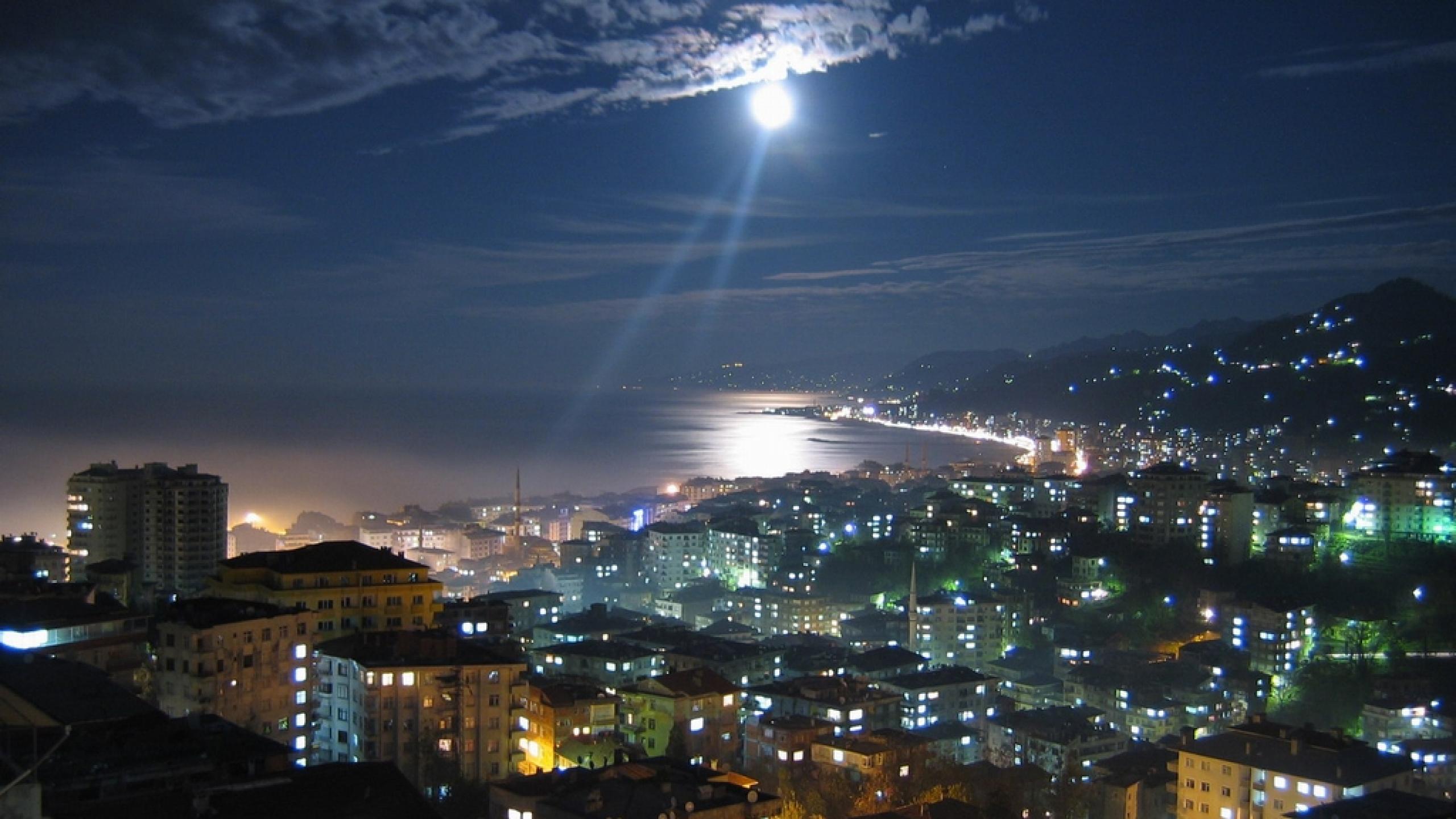 Penceresi Kadar Düşer Bir Eve Ayın Işığı - HD Wallpaper 