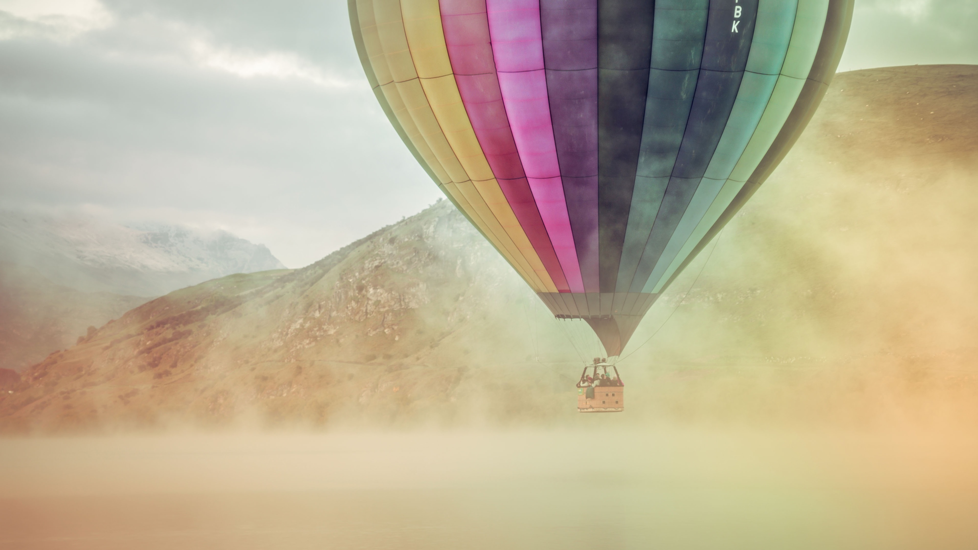 Colorful Hot Air Balloon 4k - Hot Air Balloon In Soft Colors - HD Wallpaper 