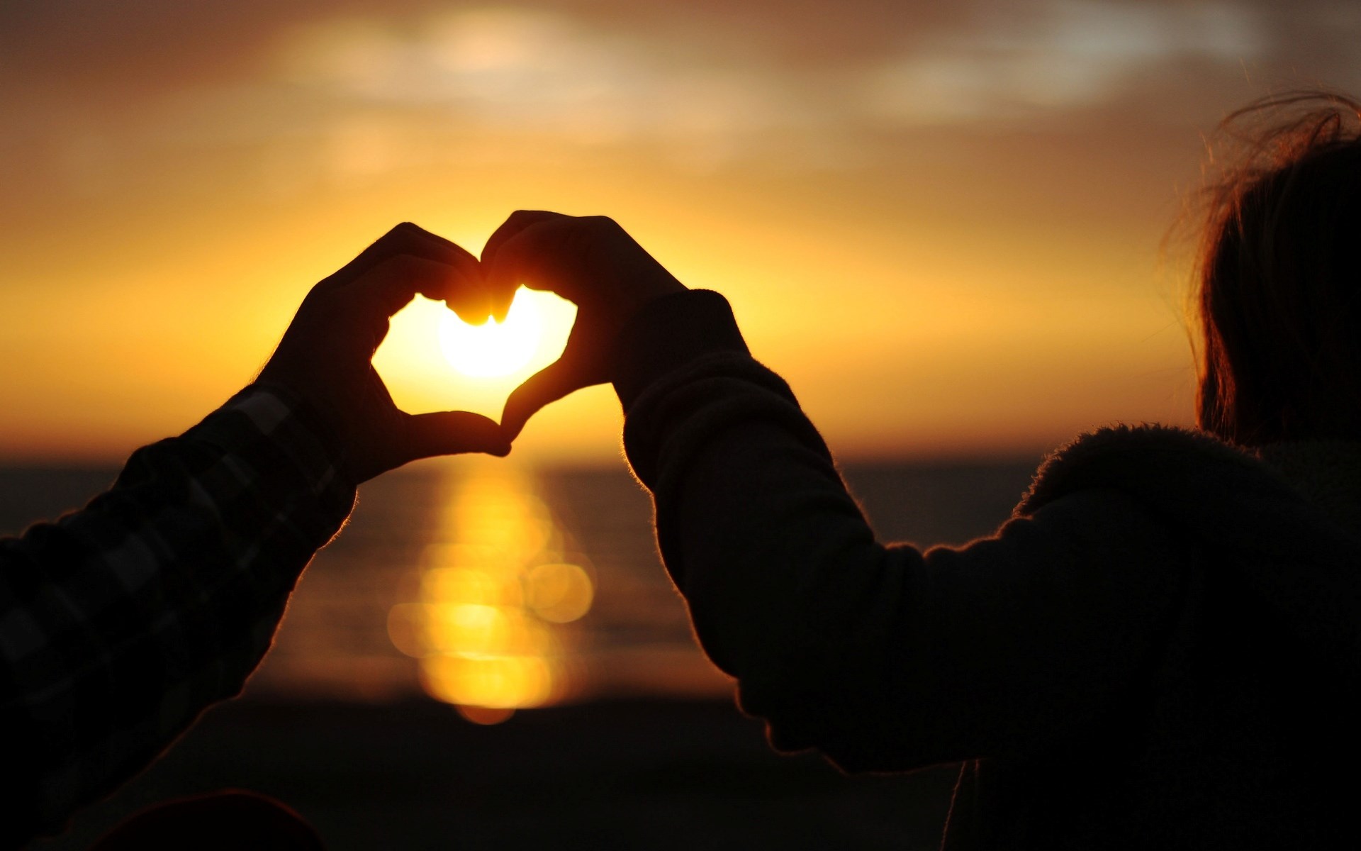 Cute Heart Hands Wallpaper - Cute Sunset Heart Hands - HD Wallpaper 