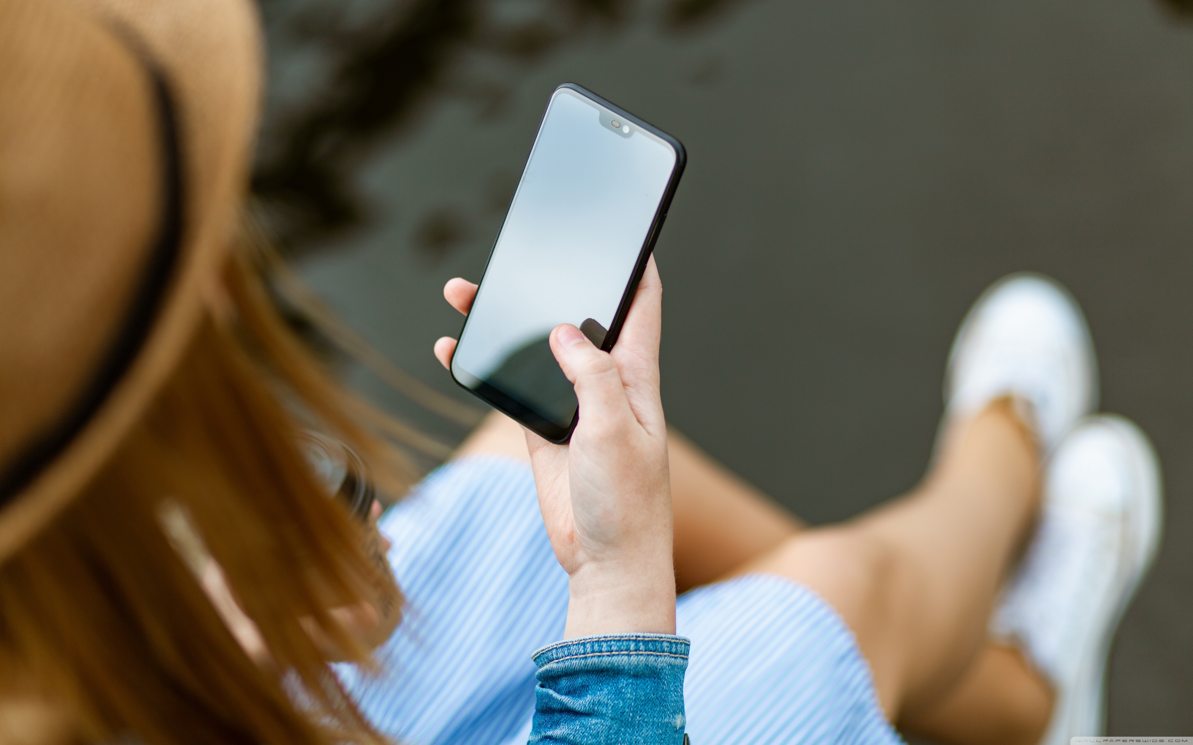 Holding Smartphone - HD Wallpaper 