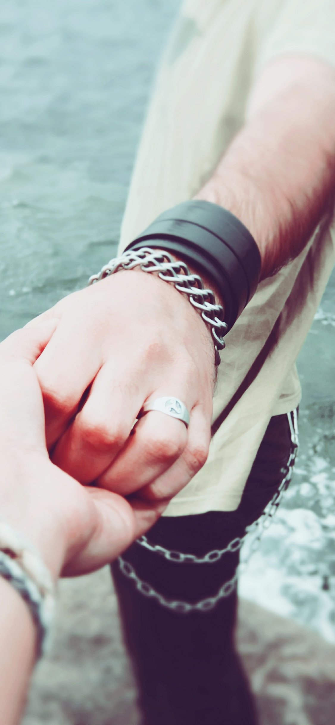 Holding Hands Wallpaper Iphone - HD Wallpaper 