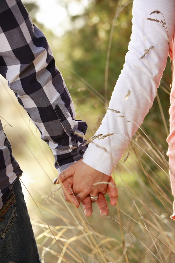 Kevinrobertsphotography Couple Holding Hands Wallpaper - Engagement Photos Holding Hands - HD Wallpaper 