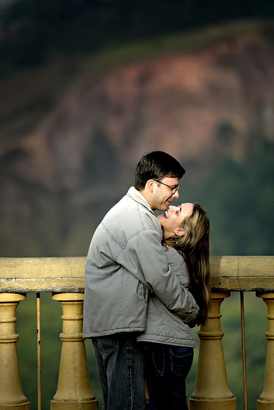 Casal, Love, Romantic, Hug, Smile, Two People, Togetherness, - Hombre Abrazando A Una Mujer - HD Wallpaper 