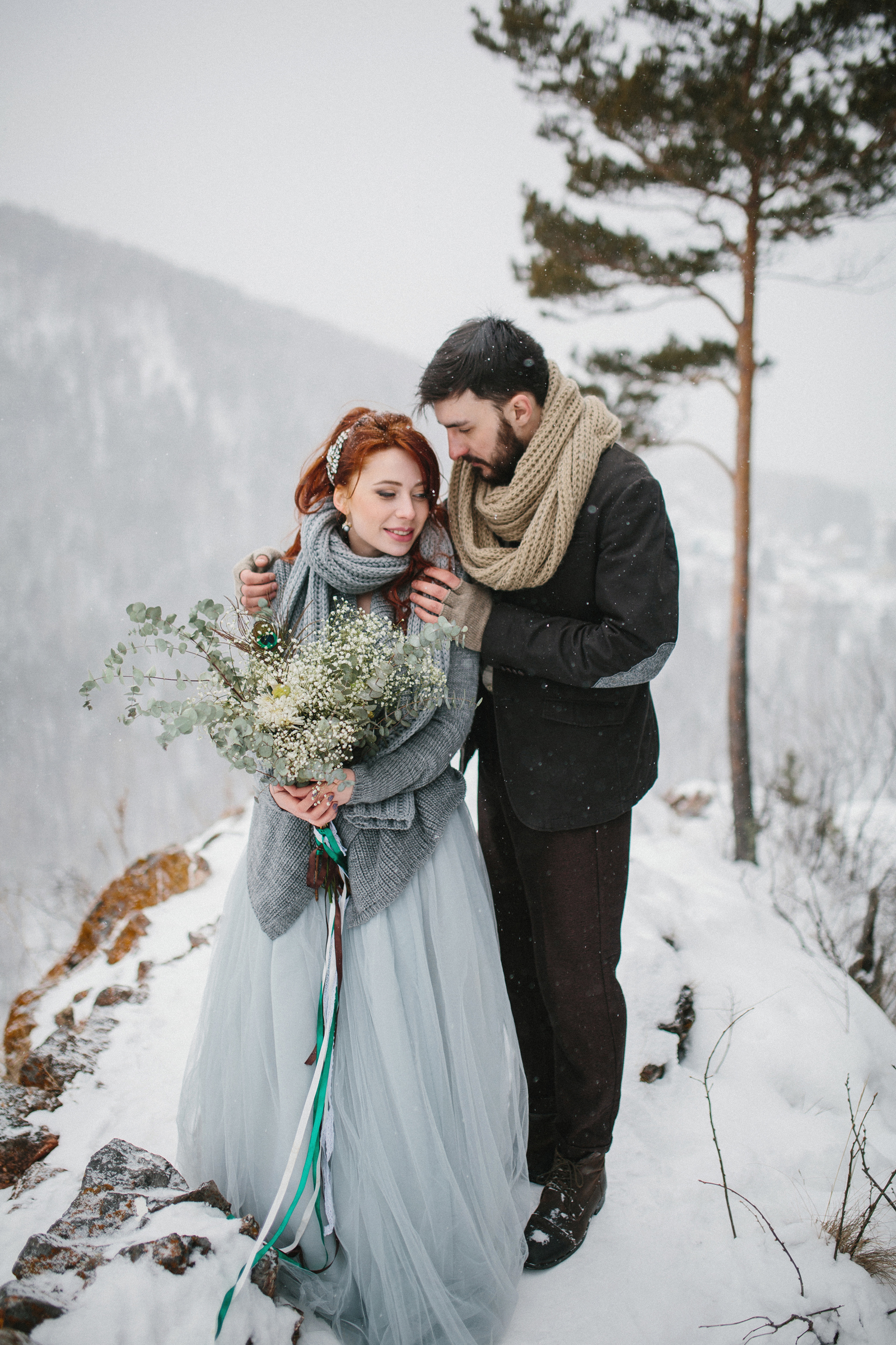 Winter Hug - HD Wallpaper 