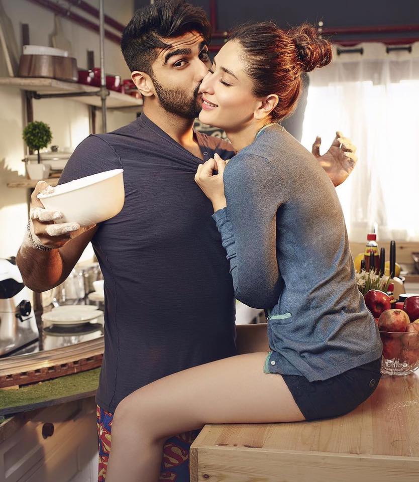 Kareena Kapoor Hot Kiss Arjun Kapoor Short Jeans In - Kareena Kapoor Hot In Ki And Ka - HD Wallpaper 