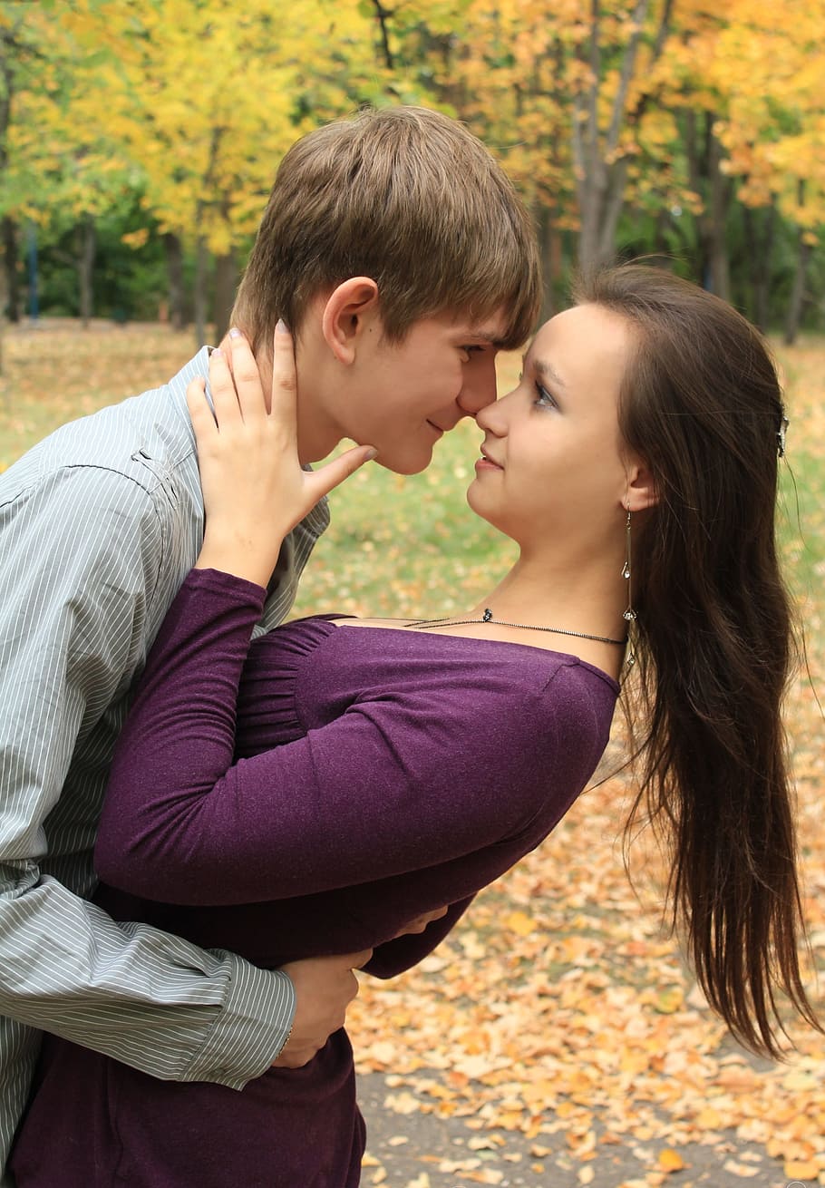 Shallow Focus Photography Of Man Hugging Woman, A Couple - Photograph - HD Wallpaper 