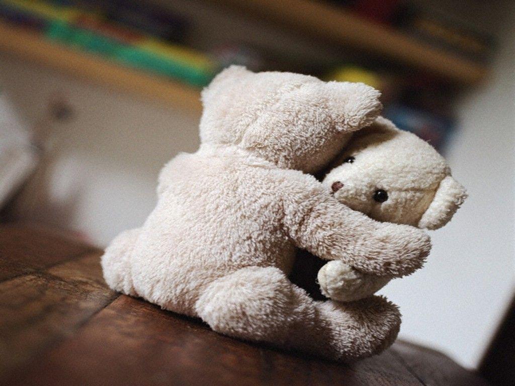 Hug Day Wallpapers - Sending Hugs To Those Who Need - HD Wallpaper 