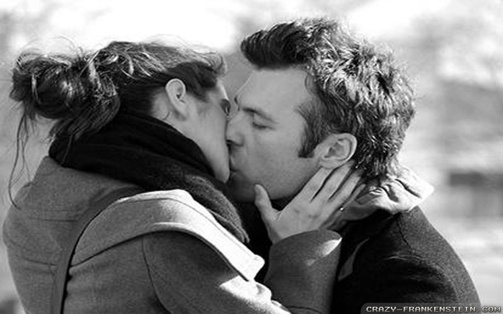 Love Kiss Hd Wallpapers For Mobile Wallpaperscharlie - Romantic French Kiss - HD Wallpaper 