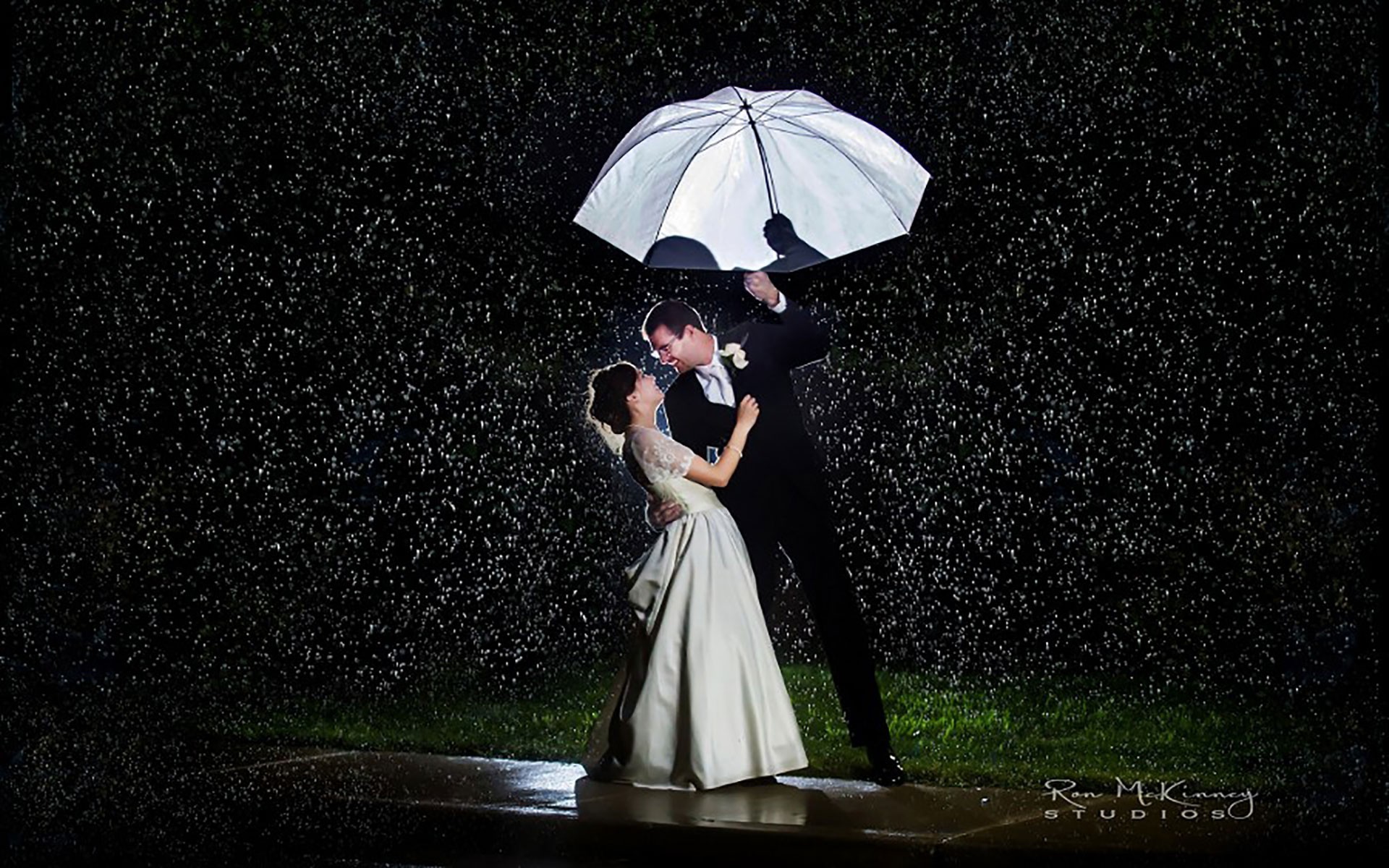 Cute Love Couple Hd Wallpaper - Couples In A Rainy Night - HD Wallpaper 
