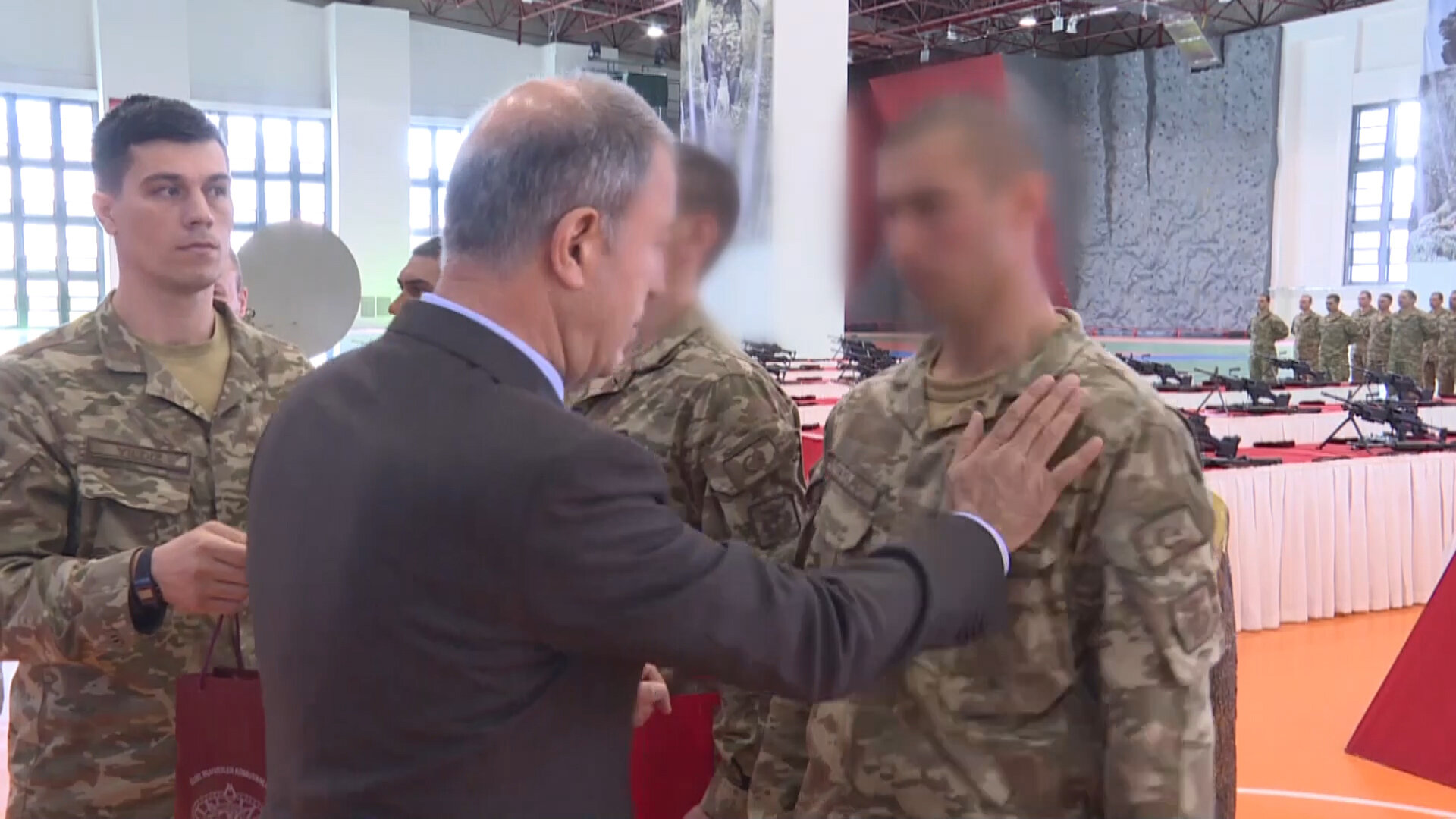 Mezun Olan Bordo Berelilere Brövelerini Bakan Akar - Hulusi Akar Bordo Bereliler - HD Wallpaper 