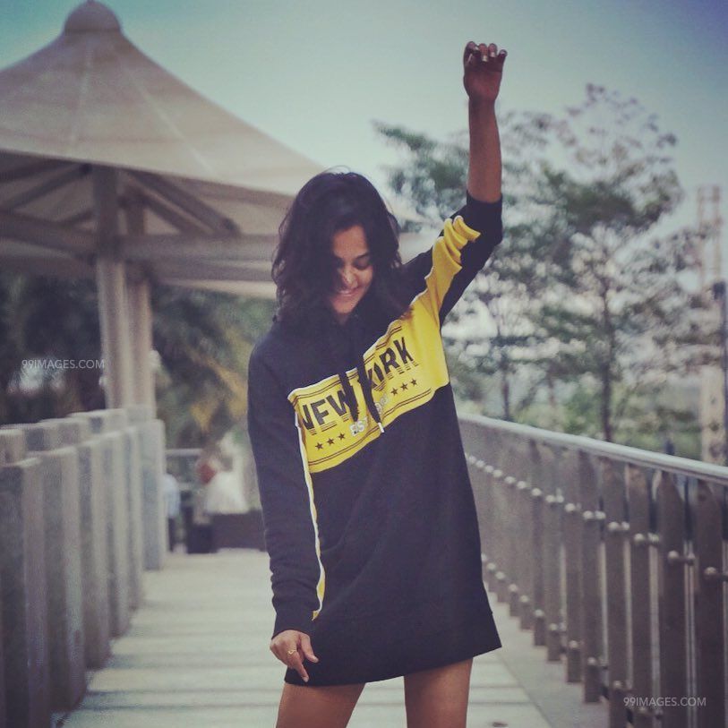 Bindu Madhavi Beautiful Hd Photoshoot Stills & Mobile - HD Wallpaper 