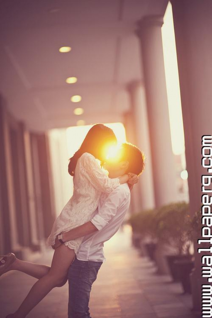 Love Couple Kiss Wallpaper - Beautiful Woman Good Morning Message - HD Wallpaper 