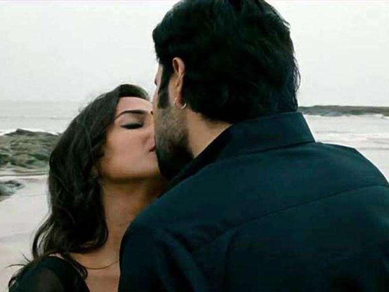 Vidya Shares A Kiss With Co Star Emraan Hashmi - Vidya Balan Kiss In Dirty - HD Wallpaper 