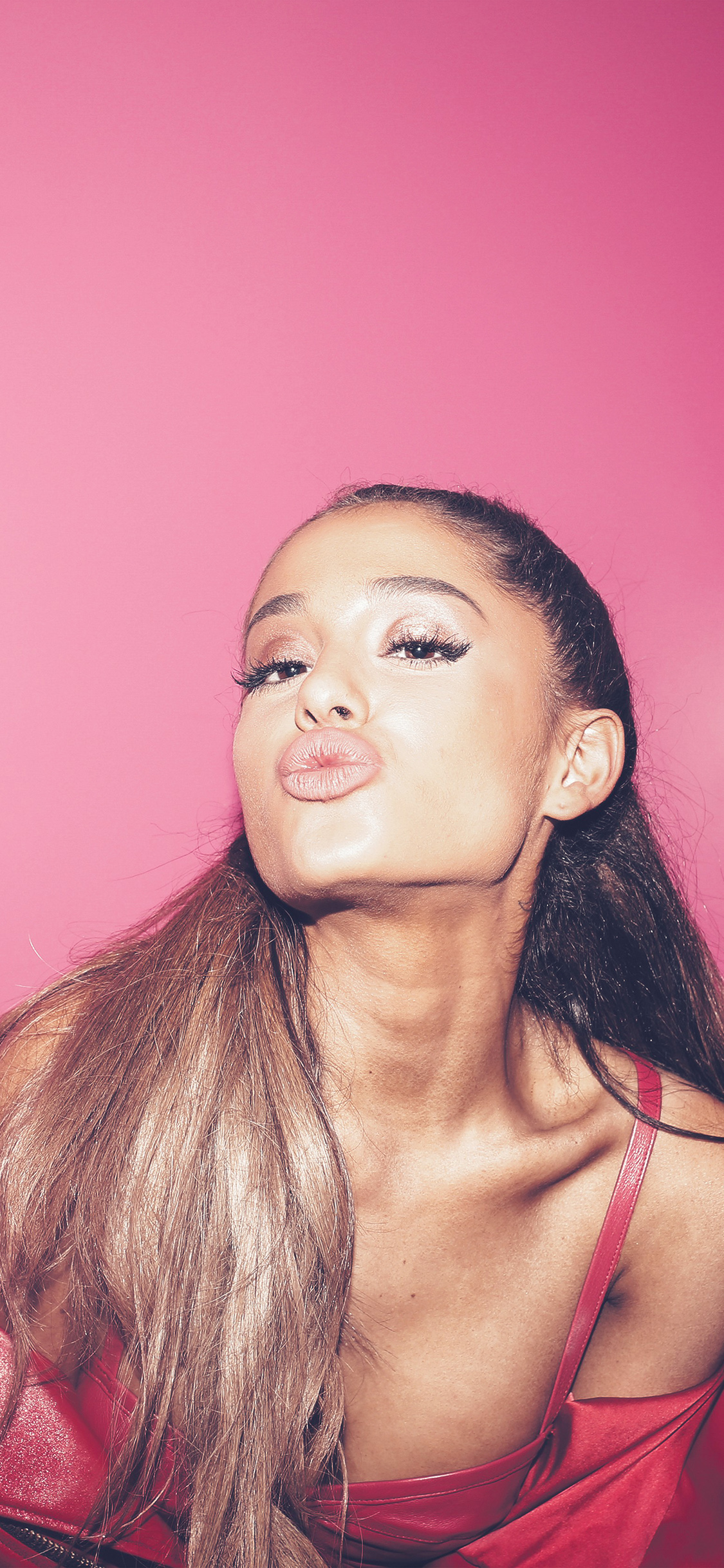 Ariana Grande Kiss Face - HD Wallpaper 