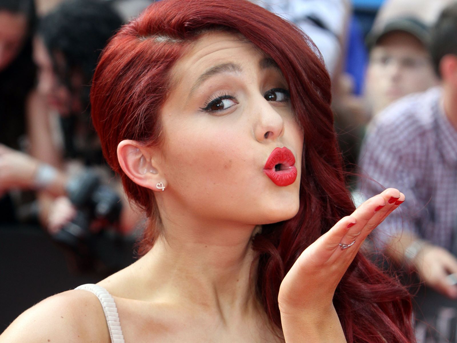 Ariana Grande Flying Kiss Hd Wallpaper - Flying Kiss Cute Girl - HD Wallpaper 
