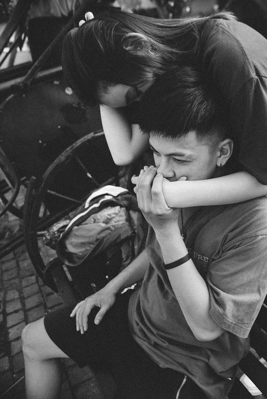 Love Couple Kiss Wallpaper - HD Wallpaper 