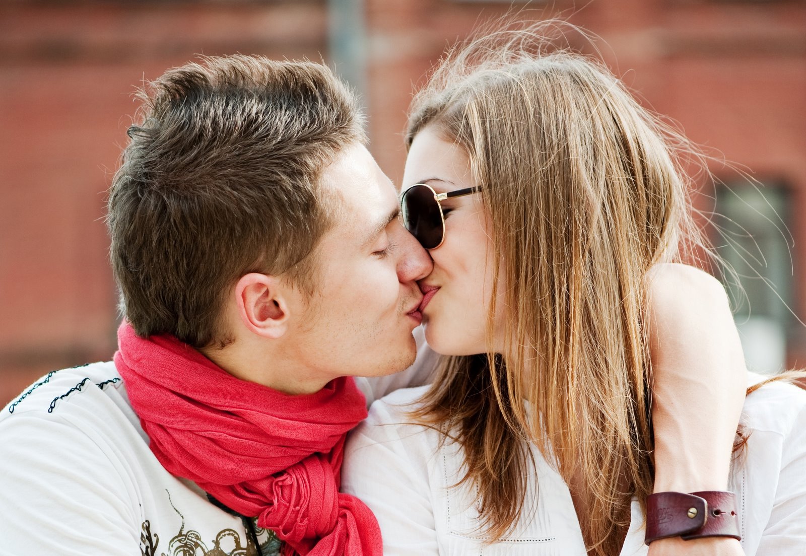 Kissing Pictures Of Love Couple Hd Kissing Wallpapers - Kiss Love Wallpaper In Hd 1080p - HD Wallpaper 