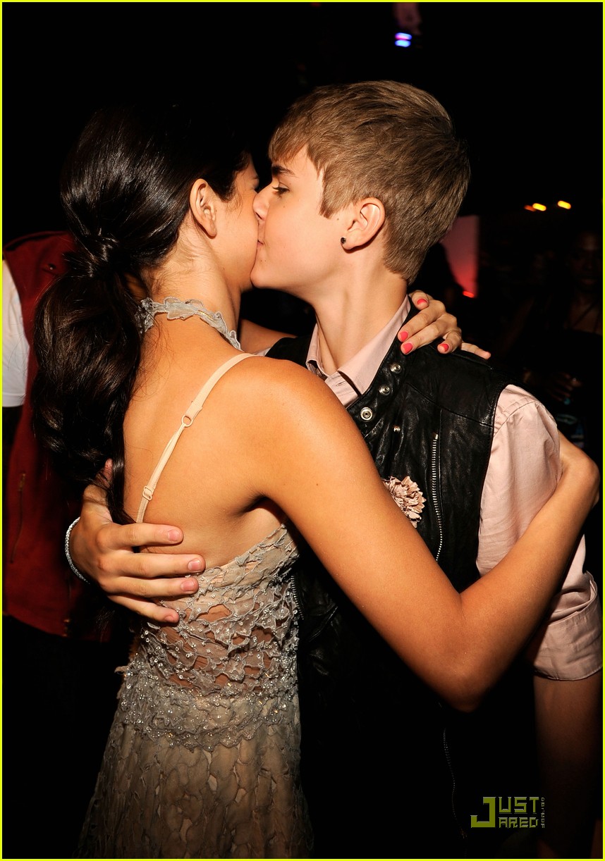 Selena Justin Bieber Kiss - HD Wallpaper 
