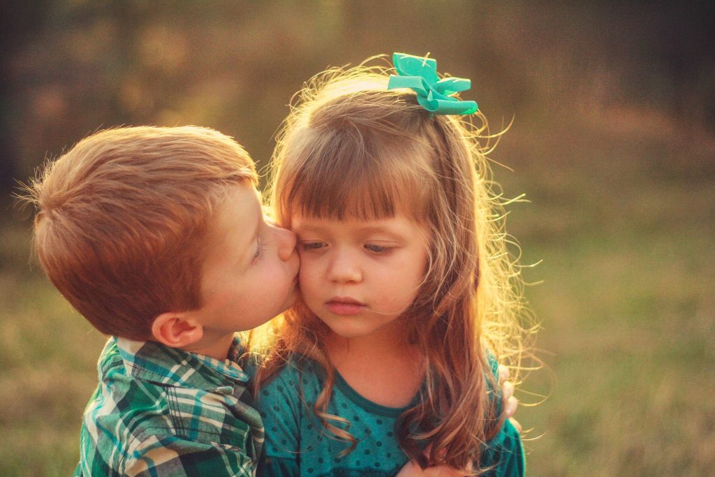 Cute Kids Kissing Love Brother Sister 4k Wallpaper - Girl And Boy Love Image Baby - HD Wallpaper 