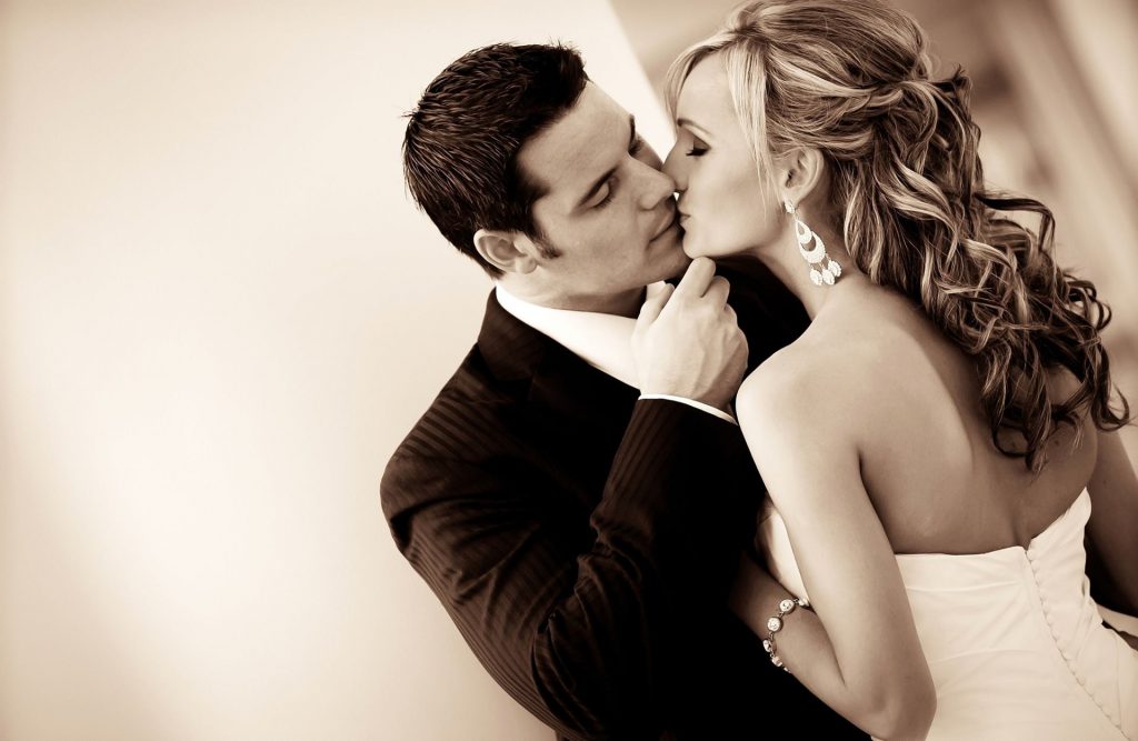 Romantic Couple Love And Kiss Hd Wallpaper 02606 - Bride And Groom Hd - HD Wallpaper 
