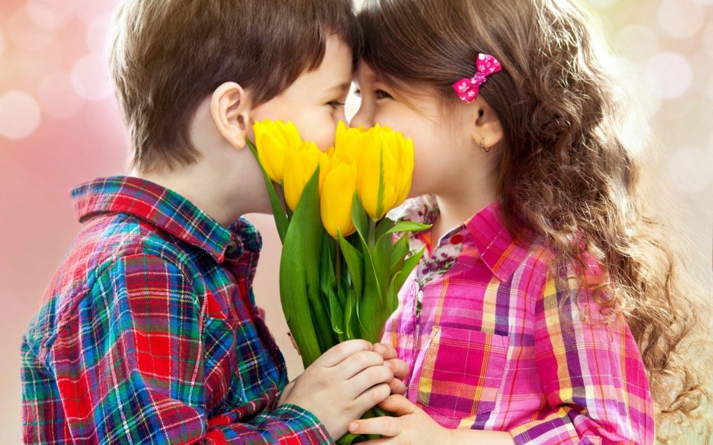 Cute Child Couple Kiss Wallpaper Pic Hwb38012 - Cute Baby Romantic - HD Wallpaper 