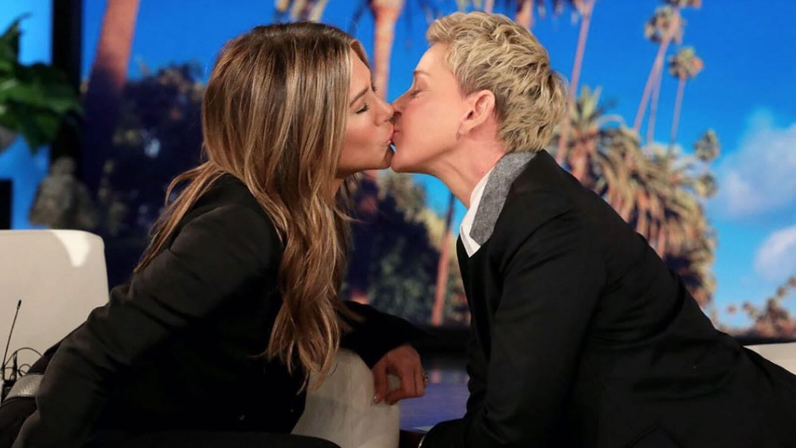 The Kiss Comes Two Weeks After Ellen Kissed Howard - Jennifer Aniston Kissing Ellen - HD Wallpaper 