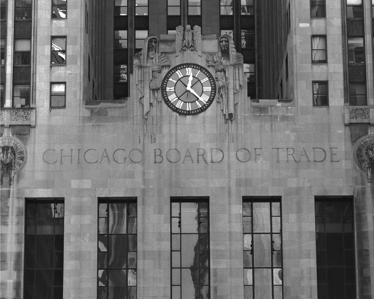 Free Wallpaper Chicago Board Of Trade Clock Tower - Tower White And Black - HD Wallpaper 